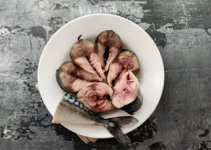 Wash the mackerel well, remove the entrails, remove the head and cut into small pieces.