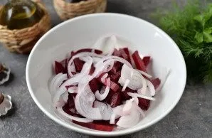 Cut the beets into cubes, it is better to cut the onion into half rings, add to the marinade, mix well and leave for 10-15 minutes. Beets...