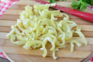 Wash the sweet pepper, remove the seeds and cut into medium strips.