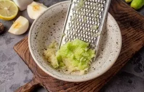 On a very fine grater, grate peeled apple and cucumbers. Put in a small bowl.