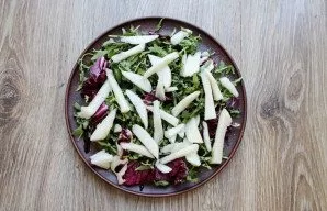 Peel the pear, remove the core. Cut into strips or slices and add to the herb plate.