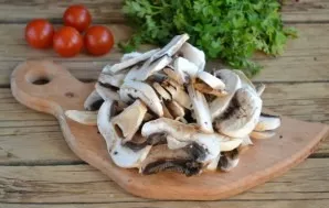 Mushrooms cut into thin plates, without separating the stem from the cap.