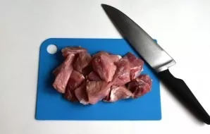 Rinse the meat in cold water, dry well and cut into large cubes.