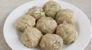 Salt the mince, add spices and a little chopped dill. Form balls about 4 cm in diameter.