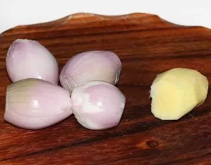 Peel the shallots and ginger root.