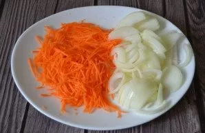 Grate the carrots, cut the onion into half rings.
