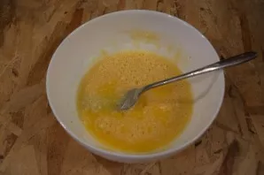 Break 1 egg into a bowl, add 3 tablespoons of milk and 1 teaspoon of flour. Salt to taste. Knead the omelet mixture.