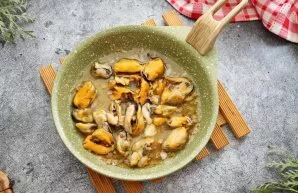 Put mussels in the pan, pour the wine and simmer for 3 minutes after covering.