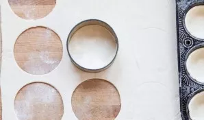 Thaw the puff pastry, then roll out thinly and cut out the circles. Put each in the form of cupcakes.