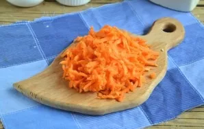 Grate the carrots on a coarse grater.