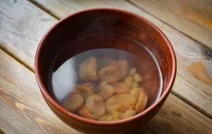Put the dried apricots and raisins in a separate bowl and pour boiling water over it, and also leave for 20 minutes