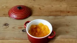 Boil or fry the pumpkin, crush the pulp until smooth. Meanwhile, boil the egg hard.