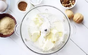 Put all the flour in a blender bowl, put the iced butter cut into pieces.