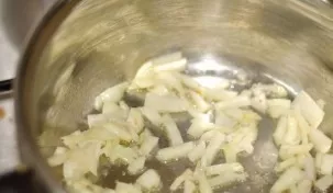 Take a small saucepan and put a piece of butter in it. Melt on the stove. Then peel and chop the onion as finely as possible, fry in butter.