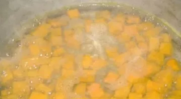 In a large saucepan, mix the water with sugar, add the pumpkin. We put the pot on the fire, boil until it boils.