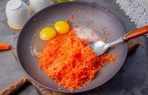 Beat the eggs and pour in the milk. Mix the mass well.