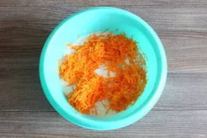 Grate the carrots on a fine grater and put in a bowl. Also add milk and vegetable oil. Stir with a spoon.