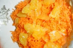Peel the oranges, cut into slices and remove the films, cut into small pieces and add to the carrots.