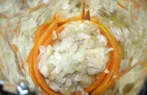 I put 1-2 tablespoons of boiled rice in each roll, sprinkle with curry, saffron, turmeric. I put meat fried with onions on top of the ric...