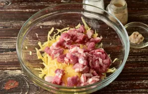 Wash the meat, cut it into small pieces.