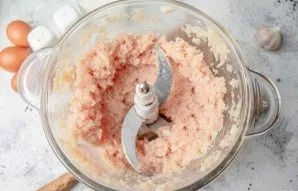 Crush the chicken with a blender into minced meat.