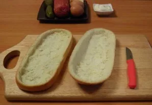 We take out the maximum amount of pulp, leaving only the baguette crust (a 