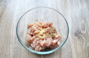 Add dry garlic and ground coriander to the fillet.