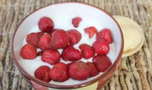 Add strawberries. Wash the strawberries beforehand and remove the tops.