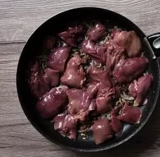 After 8 hours, remove the liver from the milk, dry with paper towels. Put the liver in a pan.