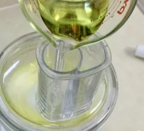 Continuing to beat, pour in the oil. Pour oil in a thin stream in 10-15 seconds.