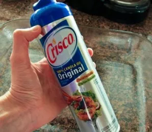 We add 1 cup of sugar, sour cream and whipping cream in a bowl at medium speed. Beat until smooth.