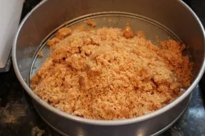 Add melted butter, a pinch of salt, and a quarter cup of sugar to the cookies. Mix everything. Must get such fatty crumbs.