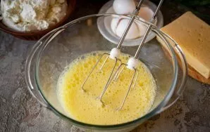 Beat the eggs with a mixer for about 20 seconds until fluffy.