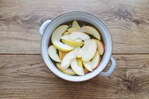 Remove the core from the apples, cut into slices and put in a saucepan. After boiling everything, we boil for 3 minutes.