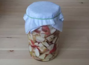 Pour vodka until the apples are completely covered. Cover with a cloth and put in a warm, bright place (ideally fit on the kitchen cabine...