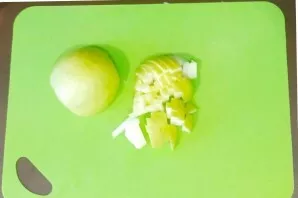 Cut the apples into small cubes.