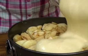 Then pour the dough over the apples in an even layer. We bake in an oven preheated to 180 degrees for 45 minutes.