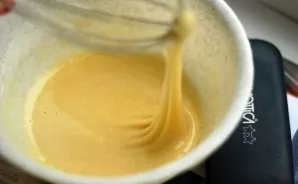 In a bowl with beaten eggs, pour the melted butter and 250 ml of milk, stir. Then add 100 g of flour and a little salt to taste. Shake ev...