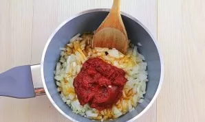 Add onion, garlic and ginger to the pot, add soy sauce, tomato paste and honey, mix well.