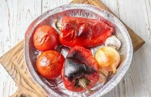 Bake until black opal, remove from the oven, cover with foil and leave for 10-15 minutes.