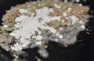 Then add flour to the onion, quickly mix everything and saut a little more.