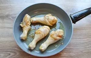 Pour vegetable oil into the pan, heat and fry the chicken legs on both sides until golden brown.