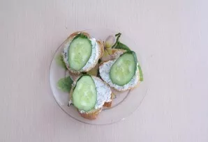 Wash the cucumber and cut into slices. Put one slice on each sandwich.