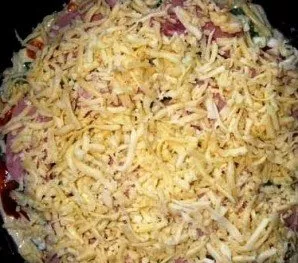 Sprinkle with grated cheese. Do not spare the cheese, otherwise the pizza will turn out dry and tasteless.