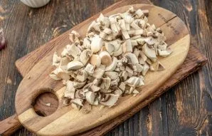 Wash the mushrooms, dry them and chop them finely.