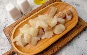 Cut the fish fillet into small pieces.