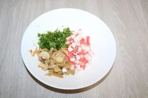 Finely chop the crab sticks, cut the mushrooms into cubes, chop the dill.