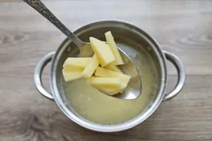 Peel the potatoes and cut them into strips. Put it in the broth, cook for 5 minutes.
