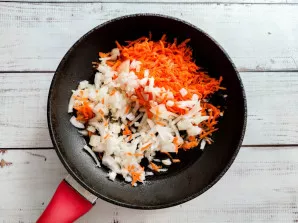 In a well-heated pan with vegetable oil, add finely chopped onions and grated carrots. Fry vegetables until golden brown.
