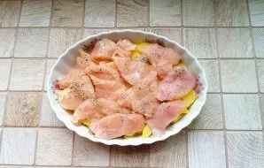 Cut the chicken fillet into small slices. Salt and pepper. Spread on top of the potatoes.